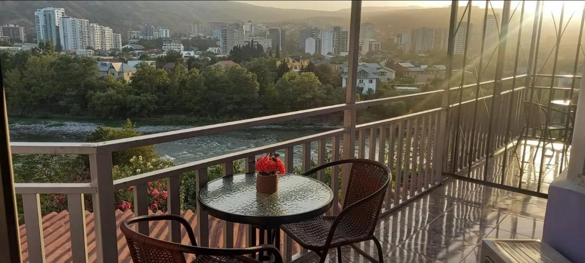 იყიდება 20 ოთახიანი სასტუმრო ისანში - ფოტო 1