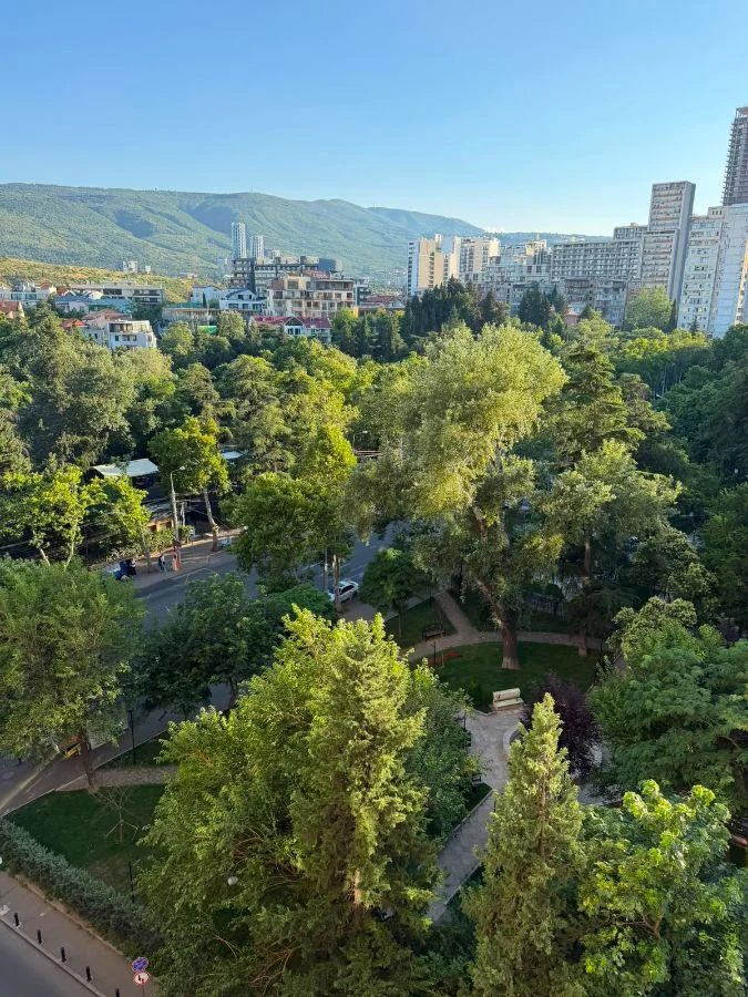 ქირავდება 3 ოთახიანი ბინა საბურთალოზე - ფოტო 1
