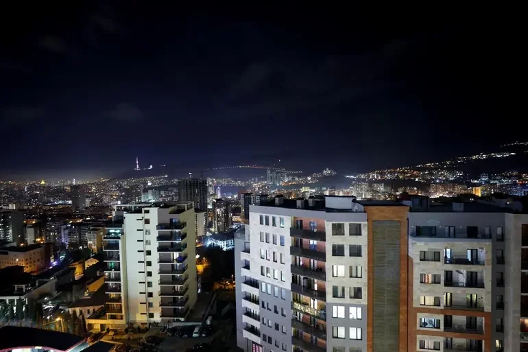 იყიდება 3 ოთახიანი ბინა ნუცუბიძის ფერდობში - ფოტო 1