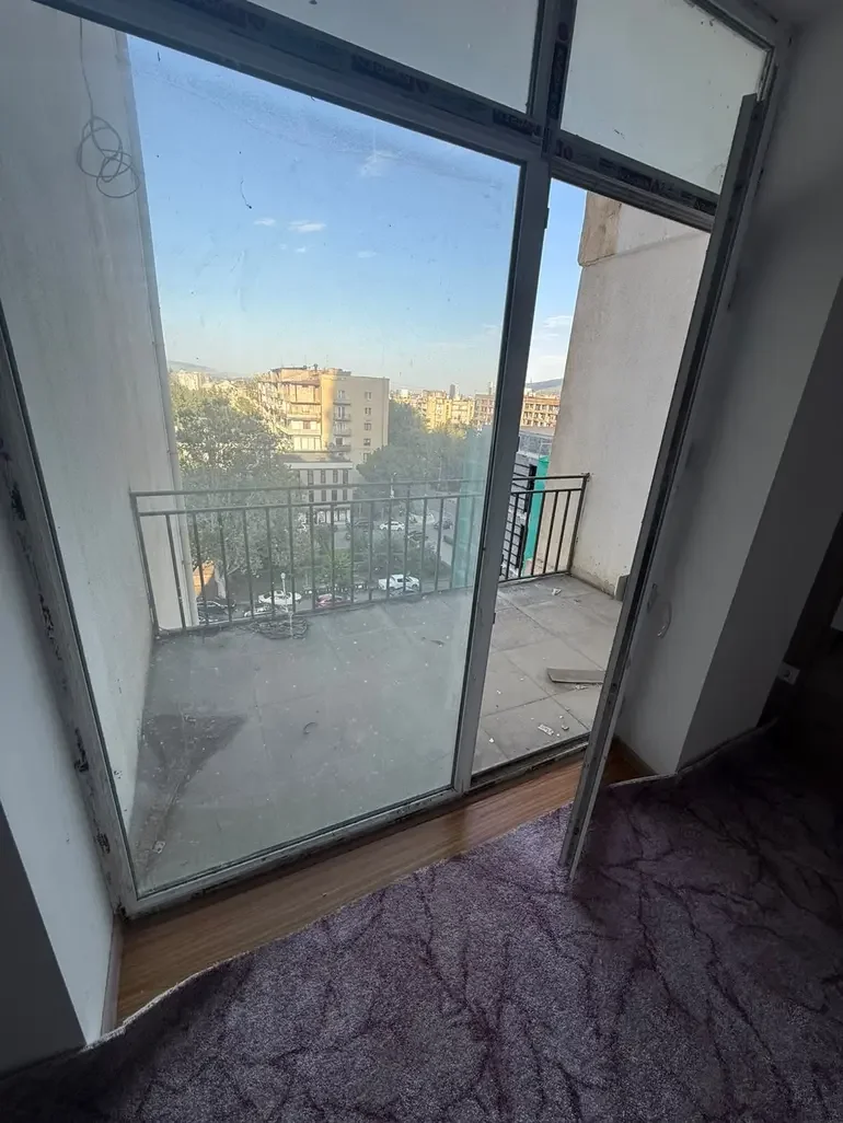 იყიდება 4 ოთახიანი ბინა საბურთალოზე - ფოტო 4