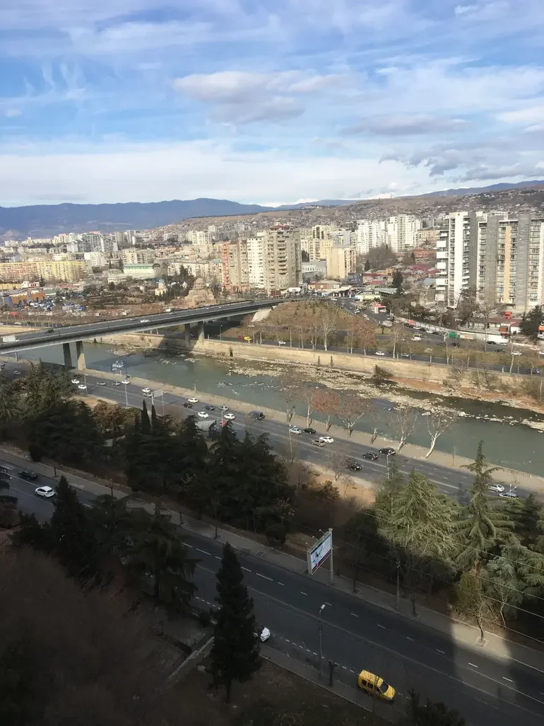 იყიდება 4 ოთახიანი ბინა საბურთალოზე - ფოტო 2