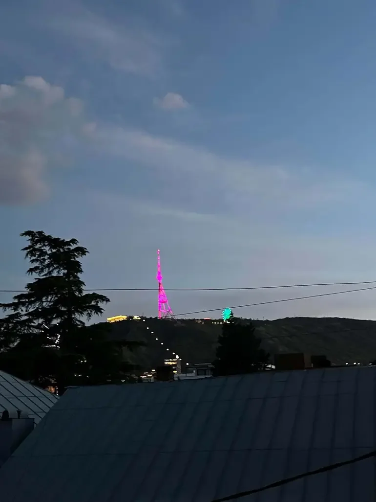 ქირავდება დღიურად 2 ოთახიანი ბინა ჩუღურეთში - ფოტო 1