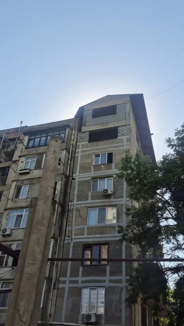 იყიდება 10 ოთახიანი ბინა სოფ. დიღომი - ფოტო 1